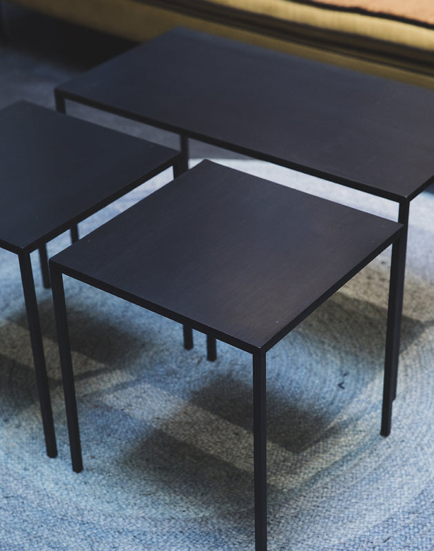Tables basses rectangulaires en acier brut noir
