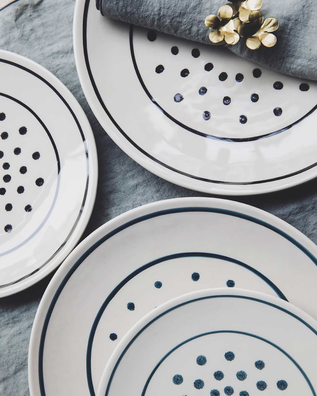 Assiettes contemporaines aux motifs à pois