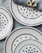 Assiettes contemporaines aux motifs à pois