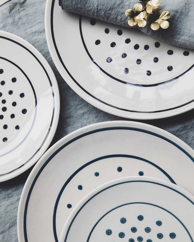Assiettes contemporaines aux motifs à pois