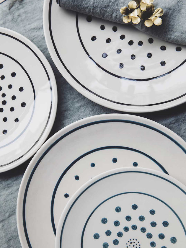 Assiettes contemporaines aux motifs à pois