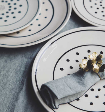 Assiettes blanches à pois noir en faïence émaillée