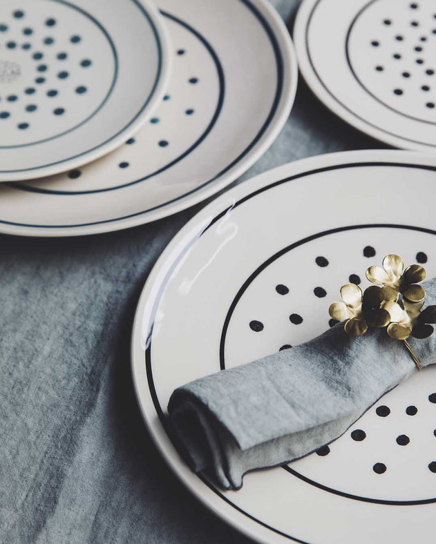 Assiettes blanches à pois noir en faïence émaillée