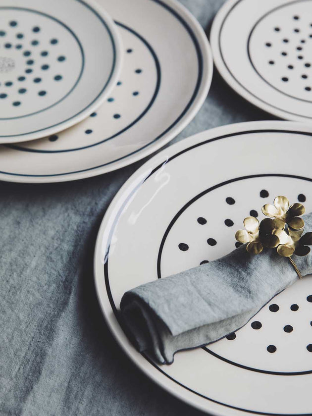 Assiettes blanches à pois noir en faïence émaillée