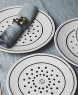 Lot d'assiettes blanches à pois en faïence émaillée