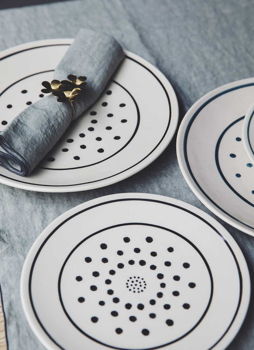 Lot d'assiettes blanches à pois en faïence émaillée