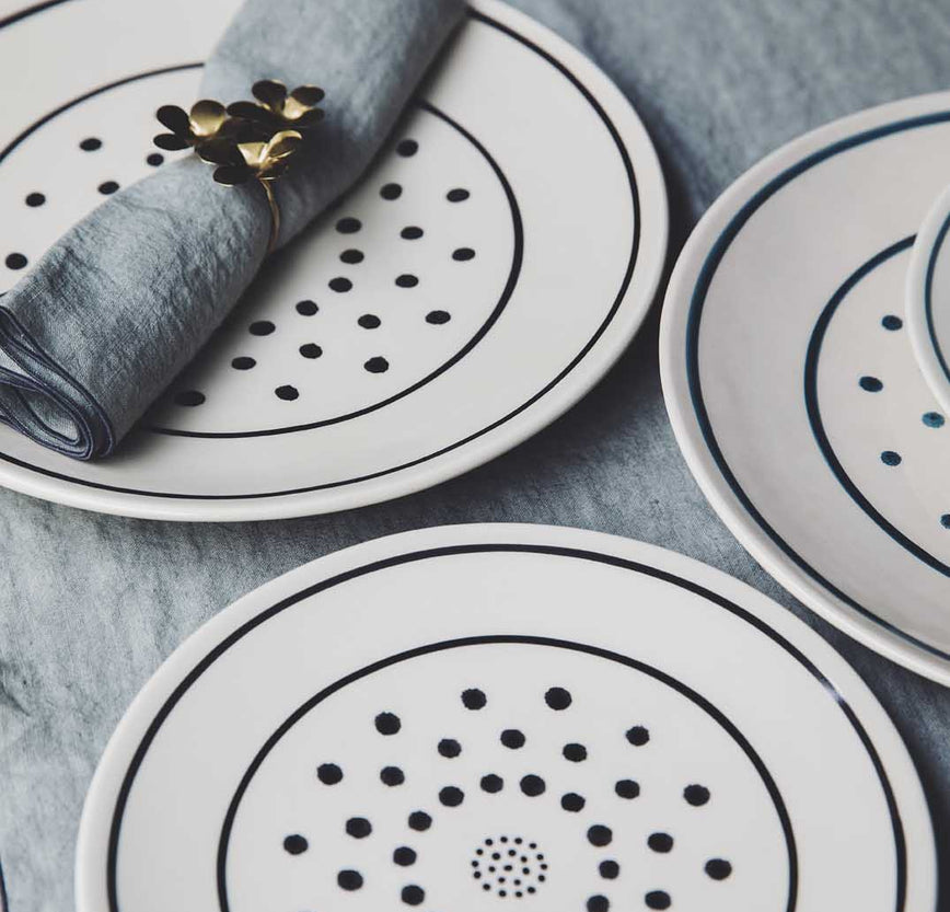 Lot d'assiettes blanches à pois en faïence émaillée