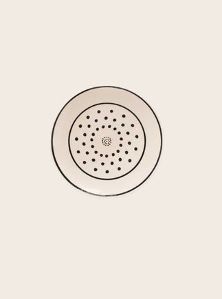 Grande assiette blanche avec des poids noirs