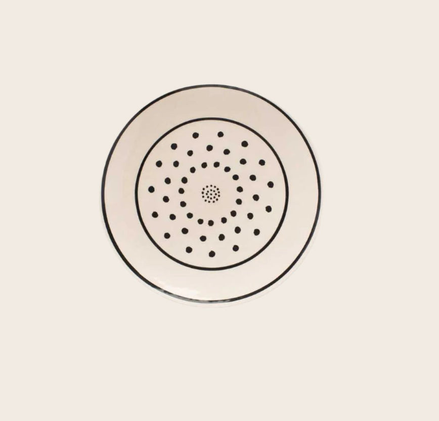 Grande assiette blanche avec des poids noirs