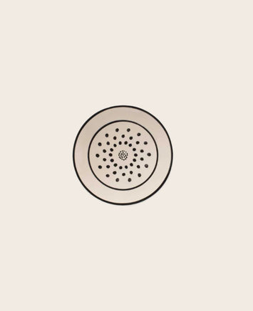 Petite assiettes blanche avec des pois noirs