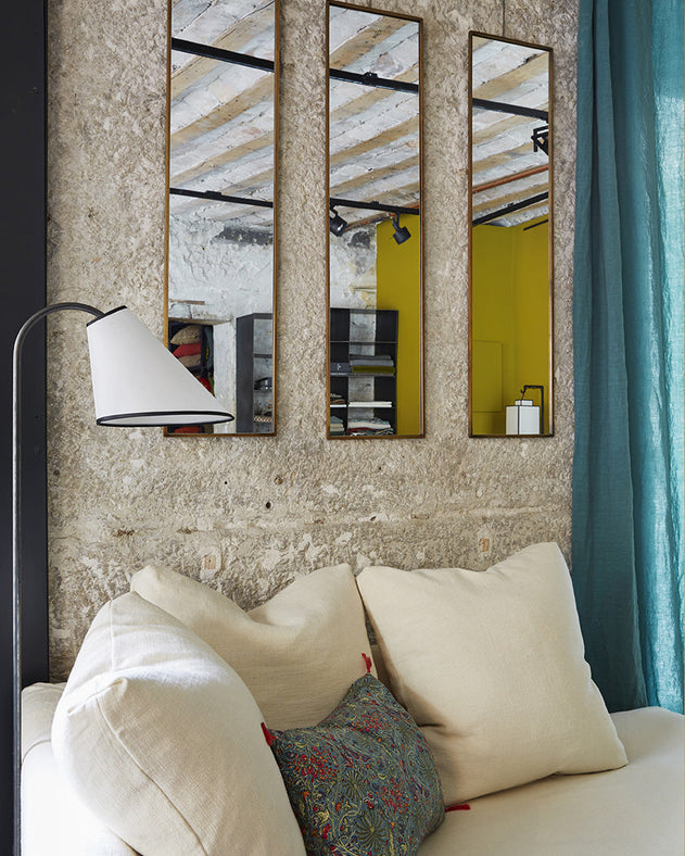 3 grands miroirs en acier brossé pour apporter une profondeur à votre salon