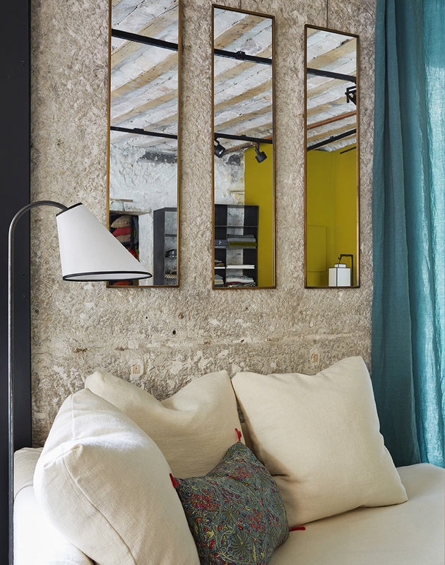 3 grands miroirs en acier brossé pour apporter une profondeur à votre salon