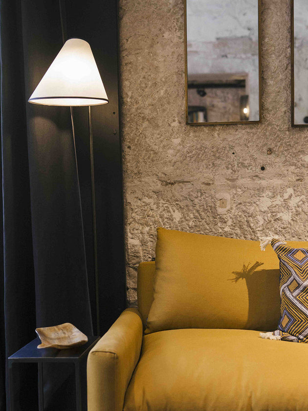 Abat-jour en papier blanc en biais et contours noirs Ella