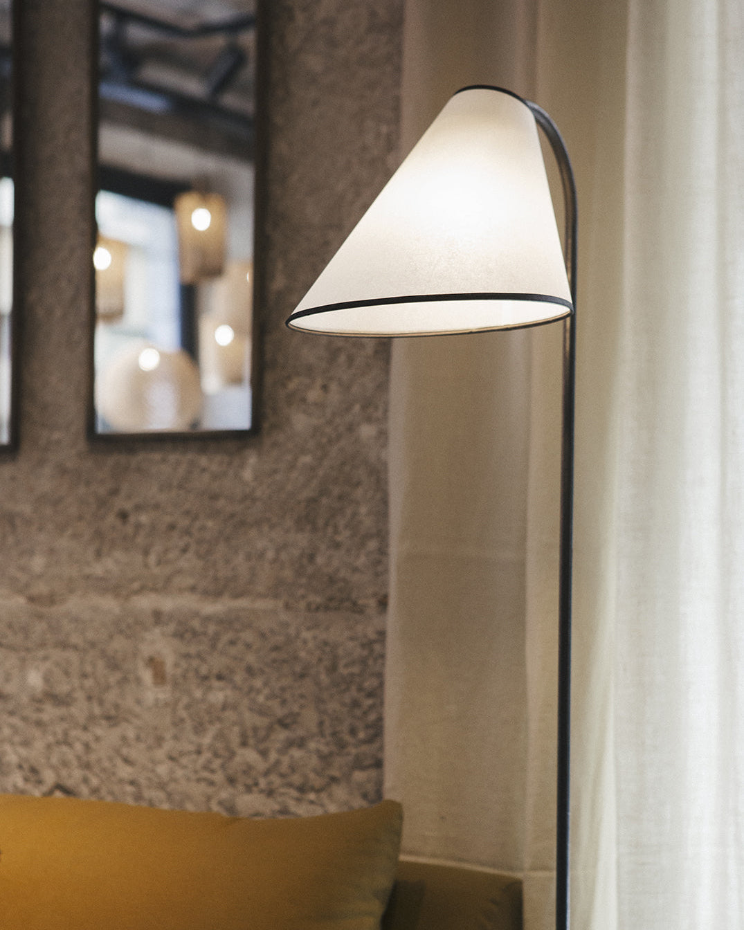 Pied de lampadaire Ella en acier brut noir et socle anguleux