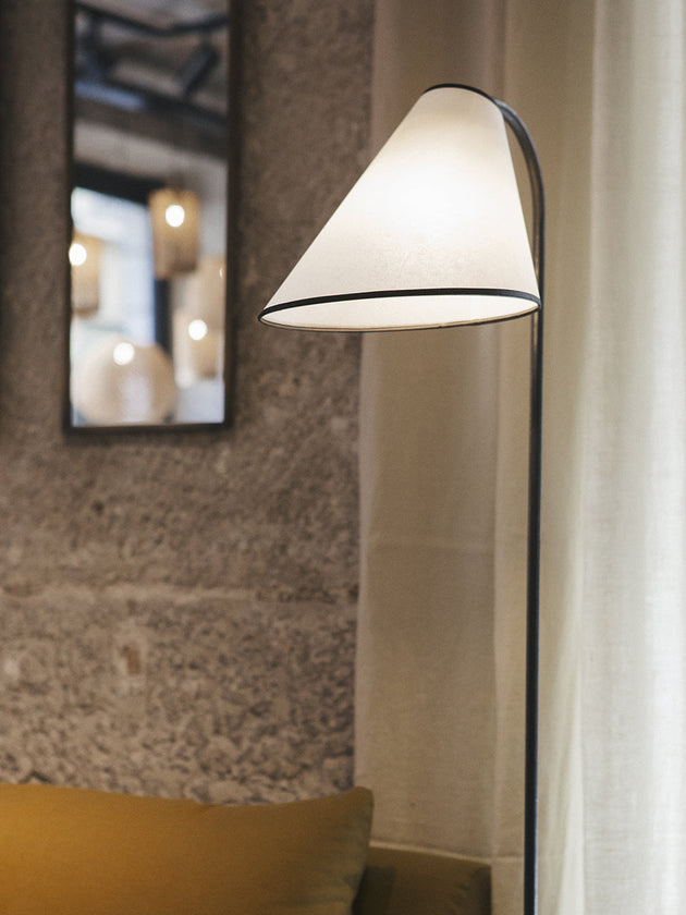 Pied de lampadaire Ella en acier brut noir et socle anguleux