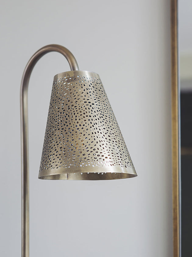 Lampe à poser Ella bronze en acier avec son abat-jour perforé fabriquée à la main