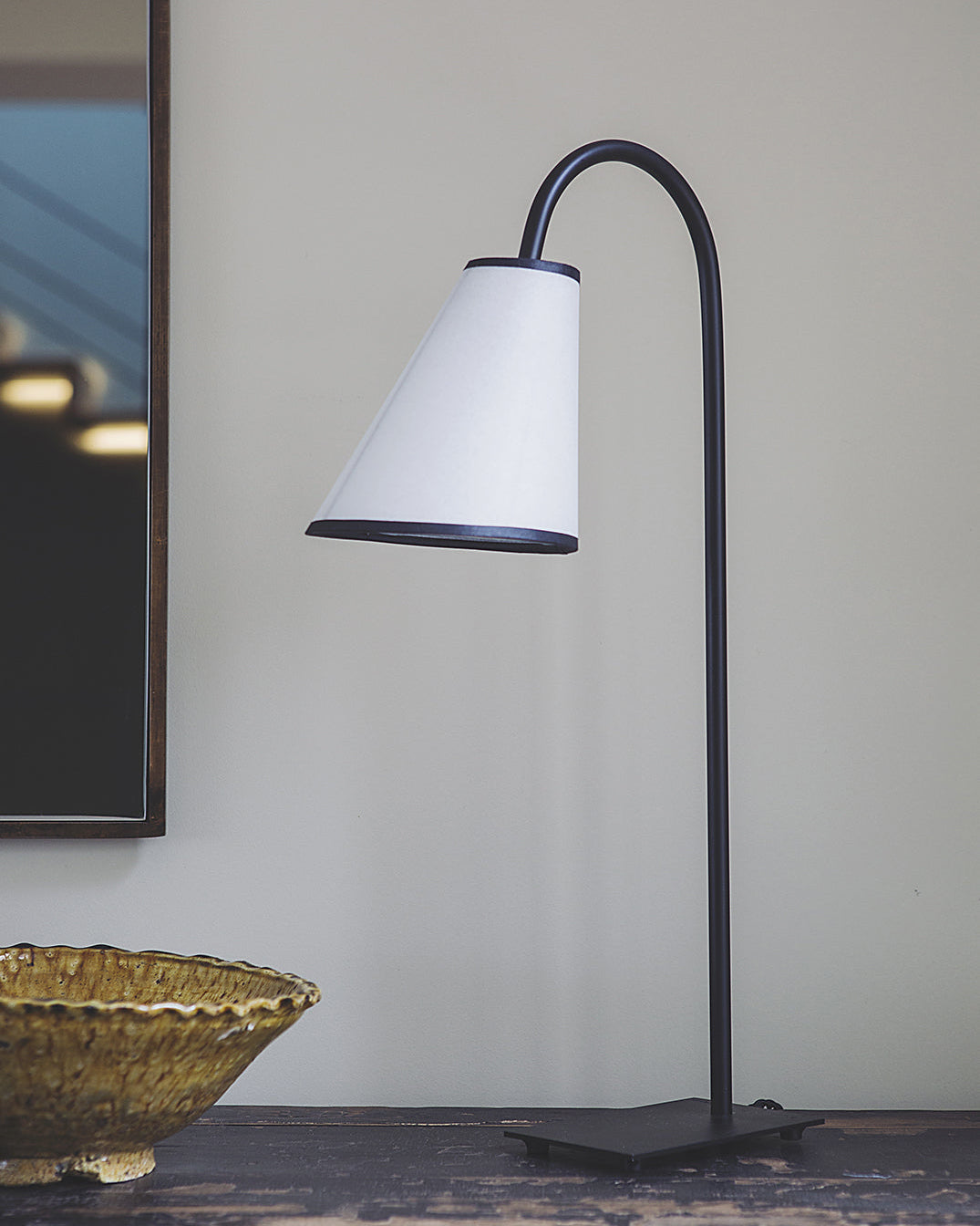 Pied de lampe à poser Ella en acier brut noir et son abat-jour en papier blanc Ella