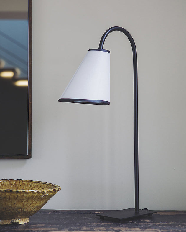 Pied de lampe à poser Ella en acier brut noir et son abat-jour en papier blanc Ella