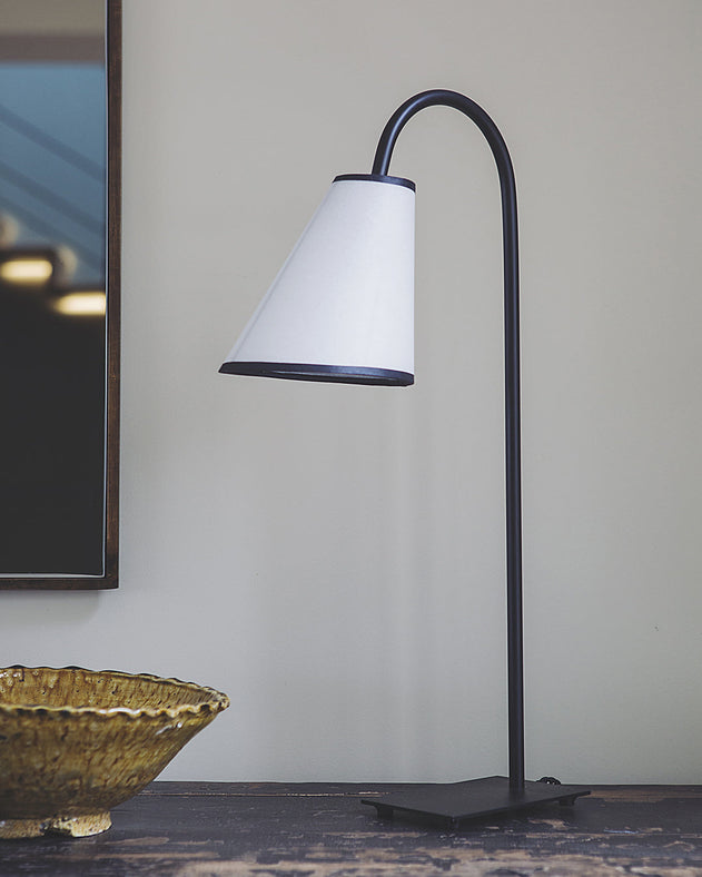 Luminaire : lampe à poser noire et blanche pour votre bureau