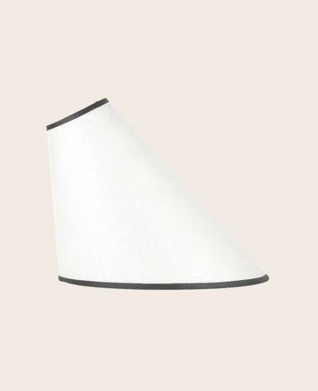 Luminaire : abat-jour en papier blanc en biais avec des contours noirs