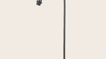 Pied de lampe à poser en acier brut noir avec coubure à son sommet 