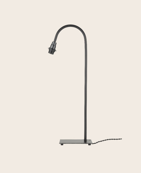 Pied de lampe à poser en acier brut noir avec coubure à son sommet 