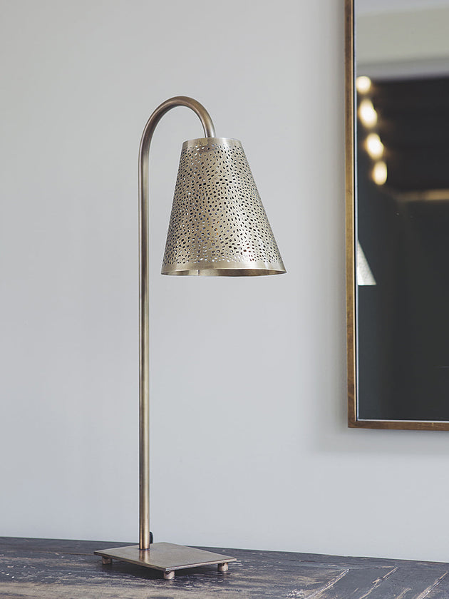 Lampe à poser Ella bronze en acier nichée sur un pied altier