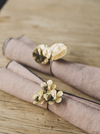Rond de serviette Floria en métal doré en forme de fleur élégante et feuille délicate