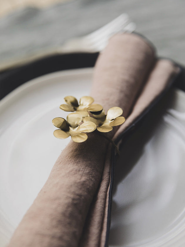 Rond de serviette Floria avec 3 fleurs en métal doré