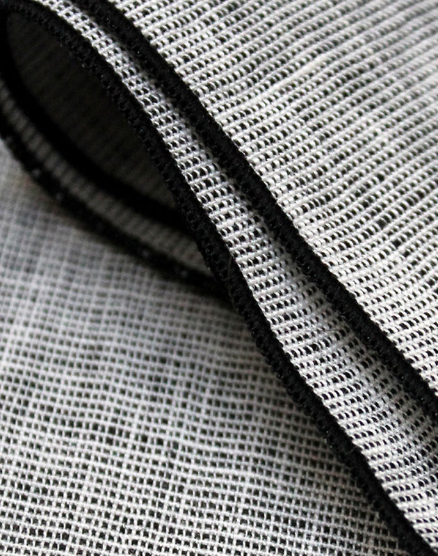 Détail de la serviette carrée en lin Fil à fil