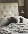 Literie : linge de lit en lin gris et rose