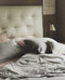 Literie : linge de lit en lin gris et rose
