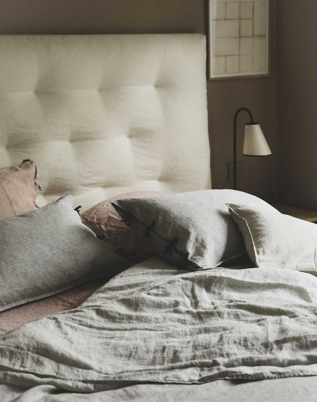 Literie : linge de lit en lin gris et rose