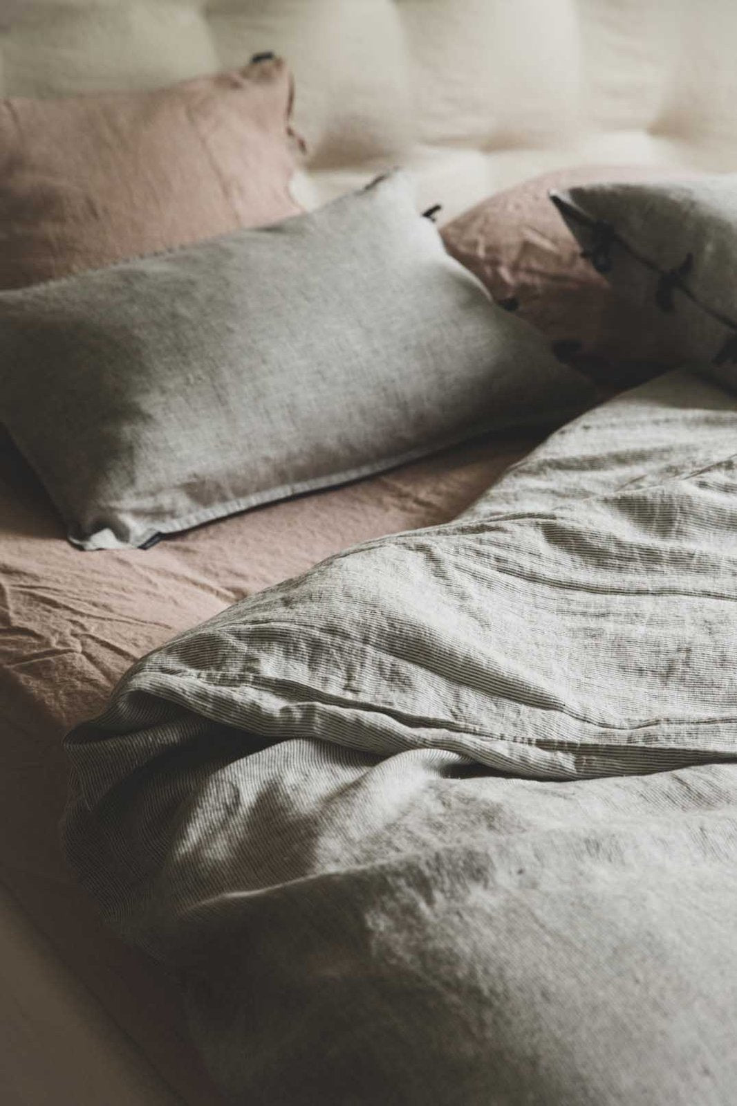 Linge de lit en lin lavé gris et rose