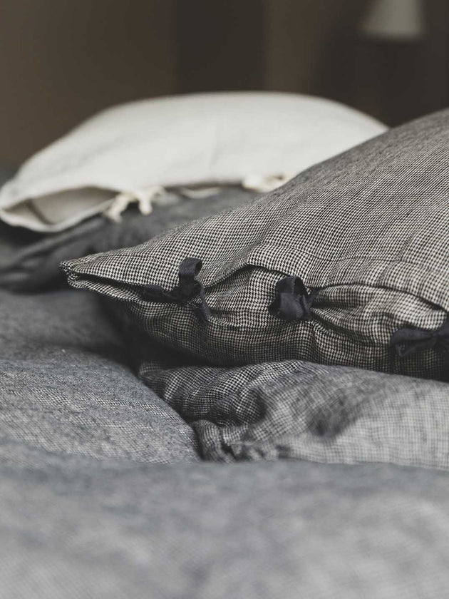 Détail des nouettes de la taie d'oreiller Fil à Fil en lin lavé