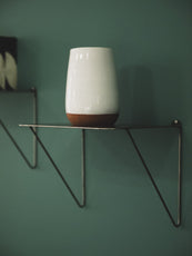 Elegante étagère en acier brut noir à accrocher au mur