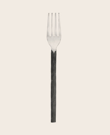 Couverts avec le manche noir forgé à la main