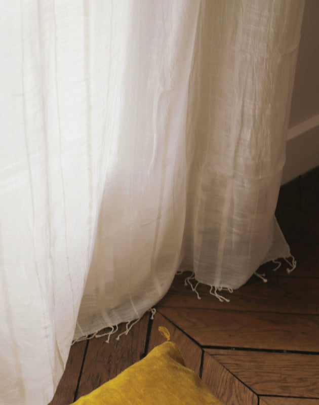 Détail des franges délicates du Rideau Jari en khadi de coton
