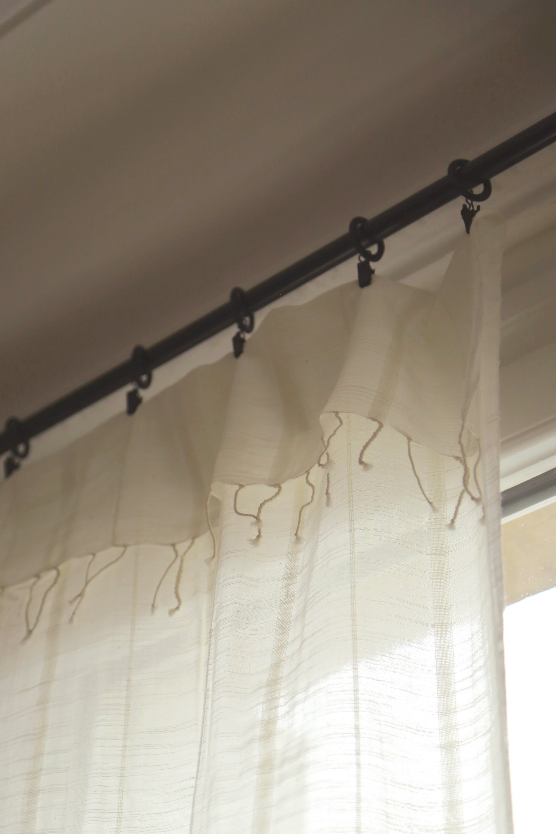 Le rideau blanc cassé Jari en khadi de coton et ses délicates franges - Caravane