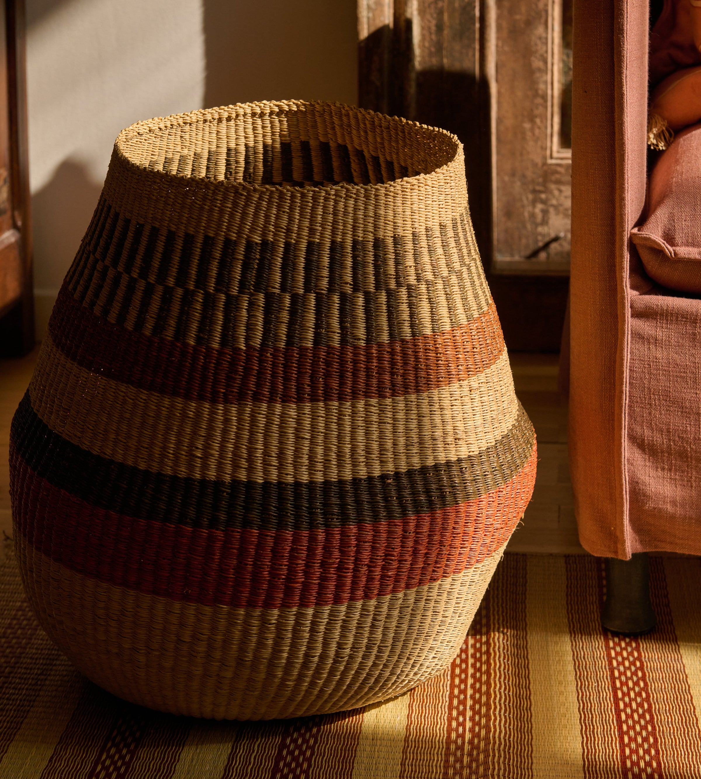 Grand panier nigelle en fibre végétale naturelle.