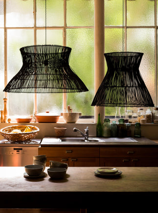 Grande suspension en rotin noir Halo
