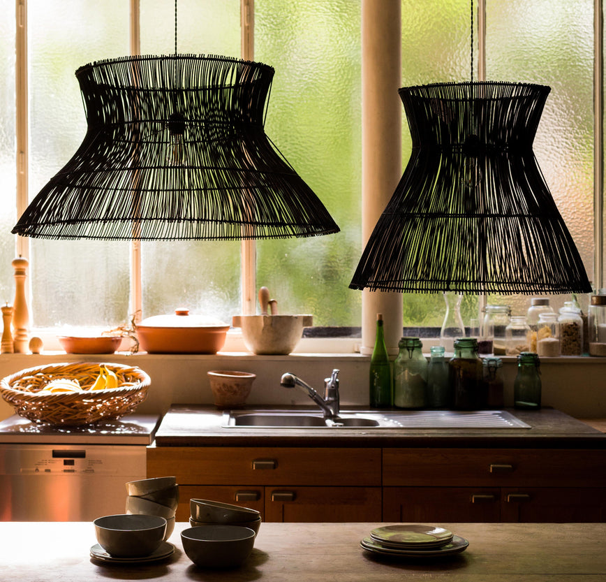 Grande suspension en rotin noir Halo
