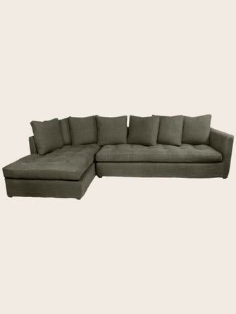 Grand canapé d'angle salon avec des coussins hauts