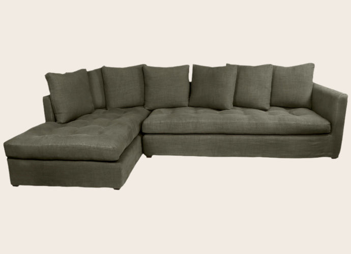 Grand canapé d'angle salon avec des coussins hauts