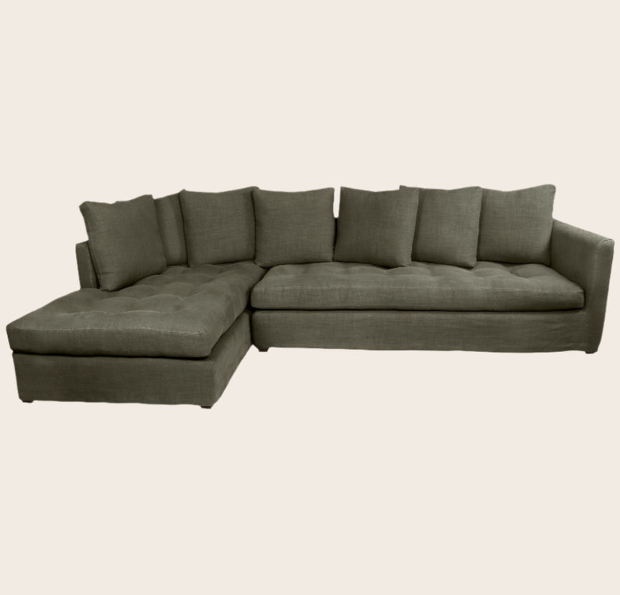 Grand canapé d'angle salon avec des coussins hauts