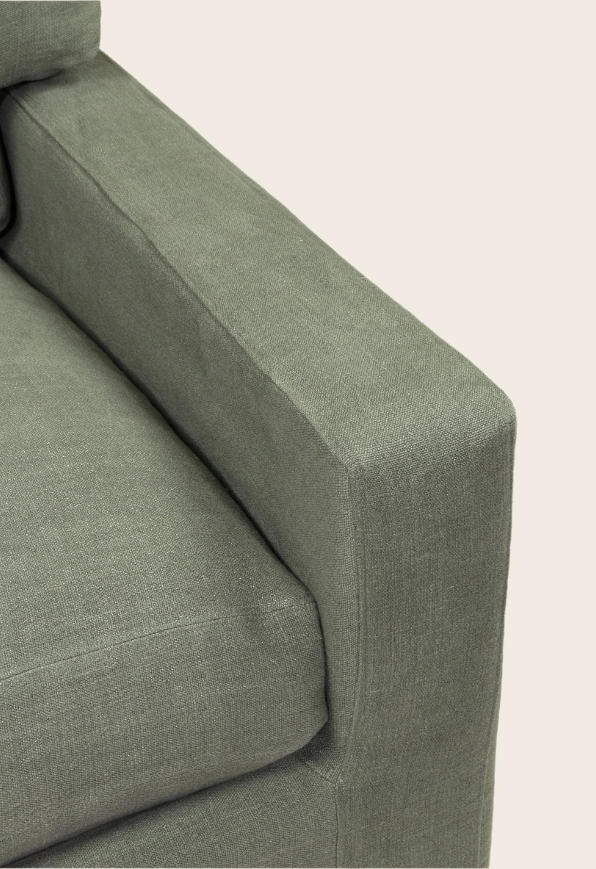 Zoom sur accoudoir du fauteuil Higor de chez Caravane