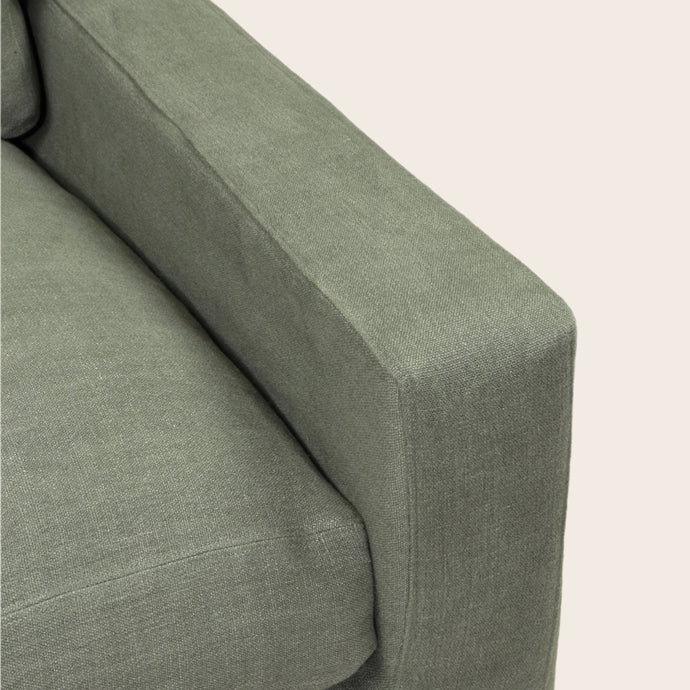 Zoom sur accoudoir du fauteuil Higor de chez Caravane