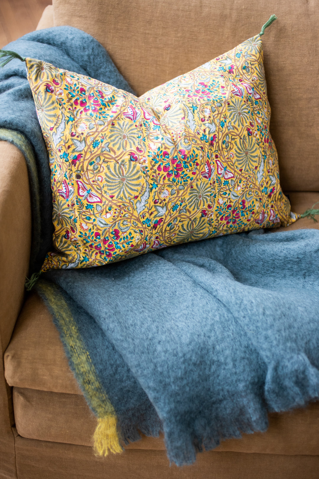 Housse de coussin Papilio jaune Curcuma sur un canapé 