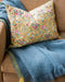 Housse de coussin Papilio jaune Curcuma sur un canapé 