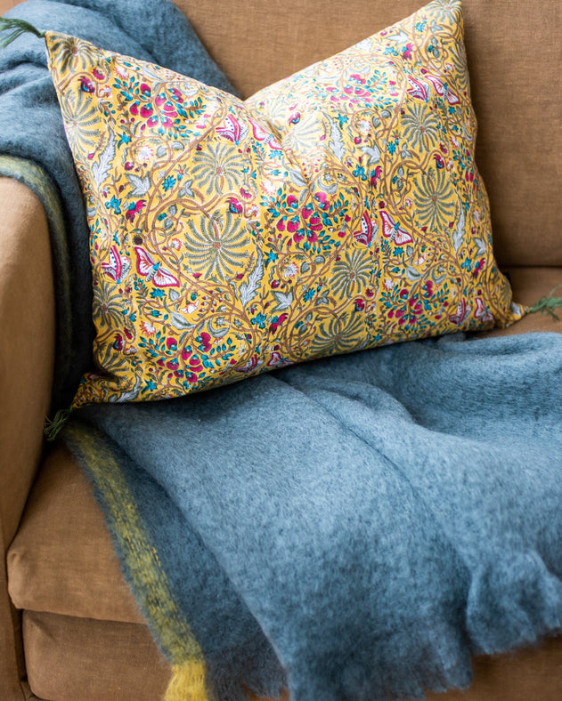 Housse de coussin Papilio jaune Curcuma sur un canapé 